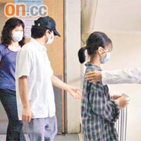 重傷婦人的子女在醫院探望母親。