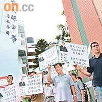 有班建築工人喺典禮前嚟到林大輝中學門外示威，抗議大輝欠薪。