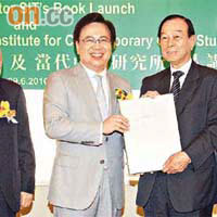 王英偉（左二）代表薛鳳旋（右一）將新書送畀劉皇發（右二）同陳瑞球（左一）。