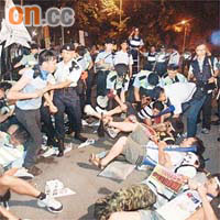 警方晚上在政府總部抬走示威者時，雙方發生推撞，有警員跌倒。	伍鎮業攝