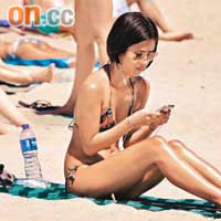 酷熱天氣警告下，不少市民到沙灘曬太陽及游泳。
