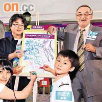 謝瑜王瑩（前左）與劉見之（前右）上月參加有畫壇奧林匹克之稱的繪畫比賽，獲頒「全球十大青少年畫家」榮譽。
