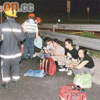 五名遊客於意外後坐在路邊候援。