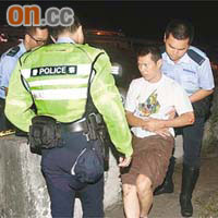 男傷者臂骨折斷，由警員扶往路邊。