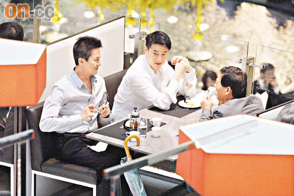 梁廷鏘（左）與兒子梁作華（右）上周在中環置地廣場內的餐廳食飯。 資料圖片