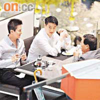 梁廷鏘（左）與兒子梁作華（右）上周在中環置地廣場內的餐廳食飯。 資料圖片