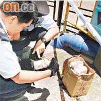 警員檢查紙箱內的通渠水。