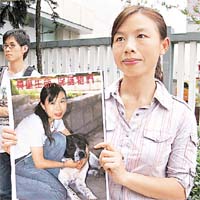陳任君展示她與「迪迪」的合照。	資料圖片