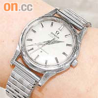 何鍾泰一直戴住爸爸送贈嘅OMEGA星座錶，戴咗幾十年。