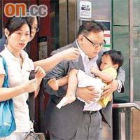 男童由父親抱送醫院。