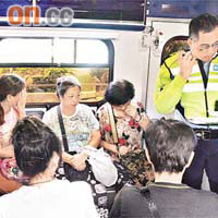 傷者在白車內接受觀察。