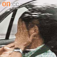 被告阮文傳上車離開法庭時，以雙手掩臉。