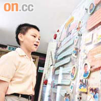 學校走廊牆壁貼滿英文文章，學生隨時可學到英文生字。
