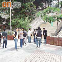 大批重案組探員在現場調查。