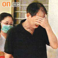 死者父親及胞姊傷心痛哭。