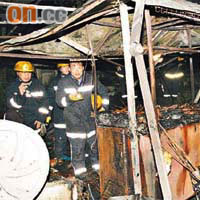 香燭檔嚴重燒毀，消防在場調查。