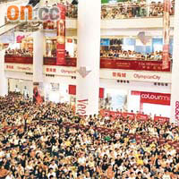 商場設立睇波專區，每晚吸引數以萬計球迷入場觀看。