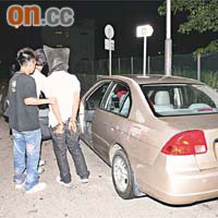 警方押同疑犯搜查其私家車。