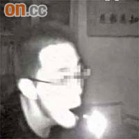一名戴眼鏡男子涉嫌於上周二潛入沙田萬佛寺爆竊，片段上載於分享網站。	(黑白圖片）