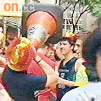 有外籍球迷以雪糕筒充當Vuvuzela慶祝。	電視圖片