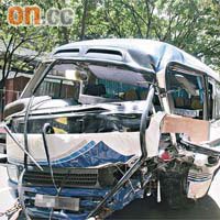 肇事旅遊小巴車頭嚴重毀爛。