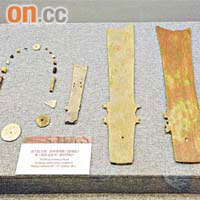 南丫島大灣遺址曾發現牙璋及串飾，年代遠至商朝，是中原夏商間文化登陸香江的證據。