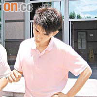 被告鄒浩賢（右）昨由父親陪同應訊，他暫獲准保釋候判。