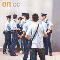 大批警員到場包圍旅巴司機，如臨大敵。	女導遊提供圖片