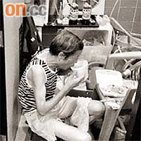 九年前，嚴伯在深水埗一公廁內用膳。 	社區組織協會提供相片