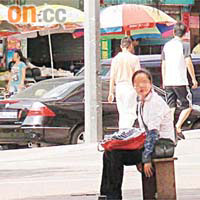 羅湖區一六合彩報黑點每日仍有報販坐在街頭，出售各類走私的港產彩報。