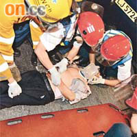 老馬迷倒地半昏迷，救護員到場急救。