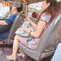 小巴乘客無戴安全帶，遇車禍會增加死亡風險。	資料圖片