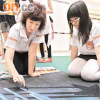 Tracy（左）傳授畫功予本港少女畫家。