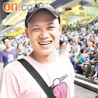 台灣遊客李先生：<br>以前來香港都無機會入馬場參觀，今次入場覺得賽馬好熱鬧，跑馬地好靚，但至於投注真是不懂，跟朋友下注當作參與。