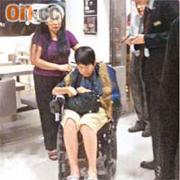 輪椅老婦無恙，印傭（左）嚇至驚惶失措。