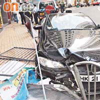 霍啟人的開篷跑車掃毀圍欄,車頭損毀嚴重。 周宏杰攝
