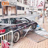 肇事開篷跑車擱在行人路待查。