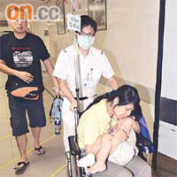 男童腳趾被夾傷，經包紮由家人陪同入院。