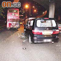 七人車及巴士意外後停在現場等候調查。