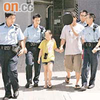 警員尋獲父女之後將兩人帶署調查。