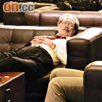黃宜弘喺議員休息室嘅梳化上倒頭大睡。
