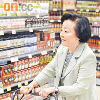 梁王培芳喺超市售賣罐頭湯嘅貨架前徘徊。