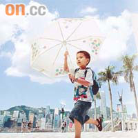 本港昨陽光充沛，小朋友也撐傘遮擋猛烈陽光。