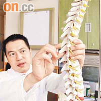 陳允灝稱，胸圍過緊會令肋骨及胸椎受壓疼痛，嚴重更會引致脊骨移位。