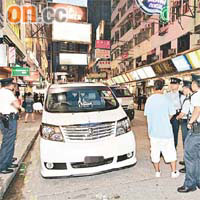 鄧駕駛的七人車停在路旁，警員在場調查。