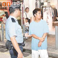 警方向鄧程澧了解事件。