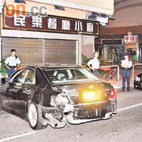 被撞車輛車尾嚴重損毀。