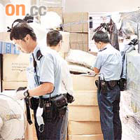 警員在男子燒炭現場調查。