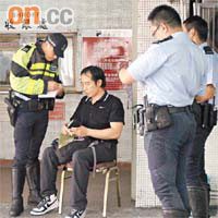 傷者在場協助警員調查。