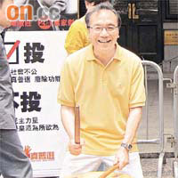 袋巾傑落區拉票前先買防曬霜打底，真係一個貪靚嘅候選人。(資料圖片)